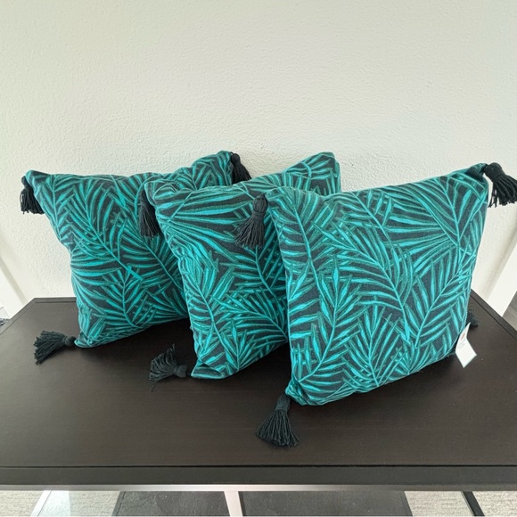 ❌SOLD❌ NWT Set of 3 Palm Leaf Print Tropical Tasseled Accent Pillows Teal Black - Picture 10 of 10